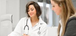 doctor-explaining-diagnosis-to-her-patient
